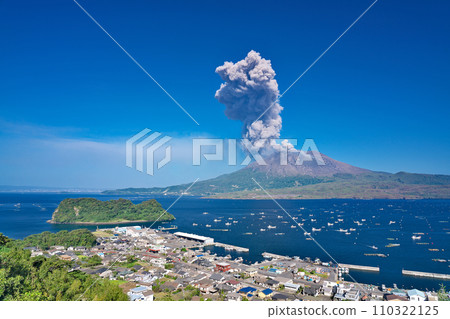 [Sakurajima emitting smoke from Kyowa Observatory] Kaigata, Tarumi City, Kagoshima Prefecture 110322125
