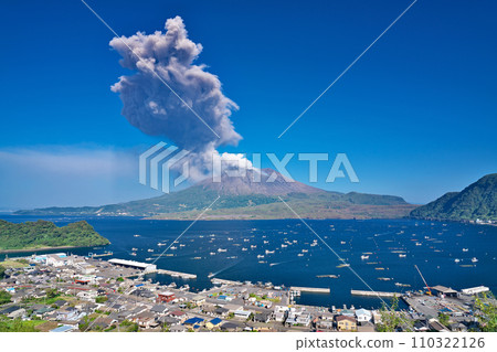 [Sakurajima emitting smoke from Kyowa Observatory] Kaigata, Tarumi City, Kagoshima Prefecture 110322126