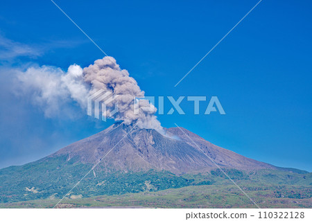 [協和展望台冒出的煙霧的櫻島] 鹿兒島縣垂海市貝形 110322128