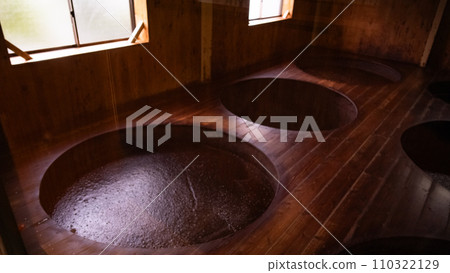 Moromi fermentation aging soy sauce factory soy sauce soy sauce factory manufacturing food factory Wakayama 110322129