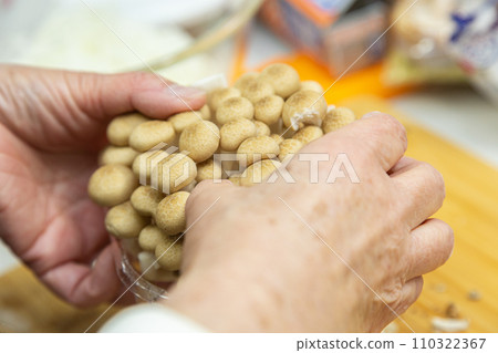 準備姬菇的高級婦女的手 準備姬菇的高級婦女的手 110322367
