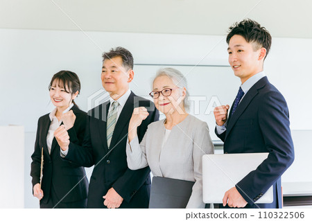 老年人/老年人和西裝年輕人(併購/繼承人/企業繼承/繼承/出售/收購/代際更替) 老年人/老年人和西裝年輕人(併購/繼承人/企業繼承/繼承/出售/收購/代際更替) 110322506