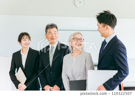 老年人/老年人和西裝年輕人（併購/繼承人/企業繼承/繼承/出售/收購/代際更替） 110322507