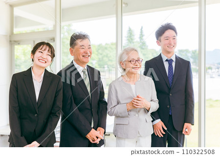 老年人/老年人和西裝年輕人（併購/繼承人/企業繼承/繼承/出售/收購/代際更替） 110322508