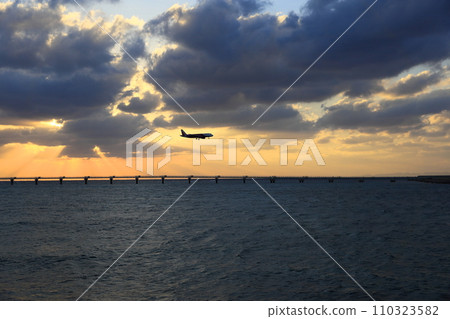 黃昏時分降落在機場的客機 110323582