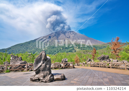 [有村熔岩展望台（櫻島，長廊升起煙霧）] 鹿兒島縣鹿兒島市有村町 110324214