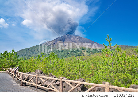 [有村熔岩展望台（櫻島，長廊升起煙霧）] 鹿兒島縣鹿兒島市有村町 110324225