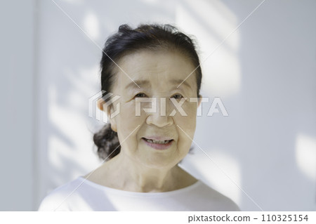 資深婦女的畫象微笑 110325154