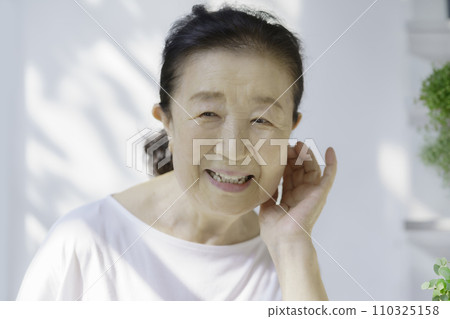 資深婦女的畫象微笑 資深婦女的畫象微笑 110325158
