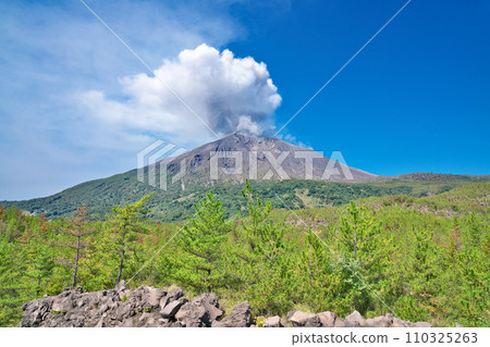 [櫻島從有村熔岩展望台冒出的煙霧]]鹿兒島縣鹿兒島市有村町 110325263
