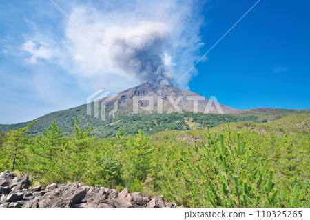 [櫻島從有村熔岩展望台冒出的煙霧]]鹿兒島縣鹿兒島市有村町 110325265