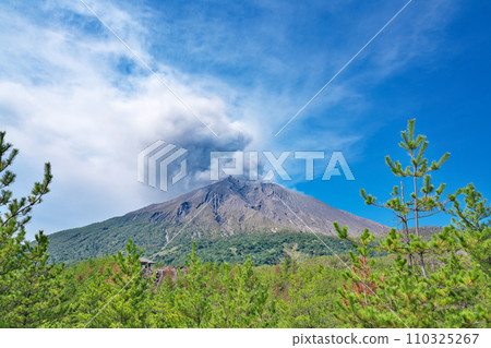 [Sakurajima emitting smoke from the Arimura Lava Observatory]] Arimura Town, Kagoshima City, Kagoshima Prefecture 110325267