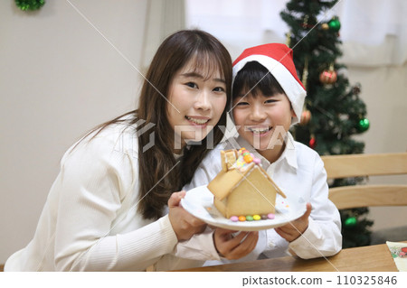 Parent and child building a hexen house Parent and child building a hexen house 110325846