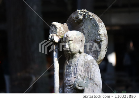 寺廟內石佛的特寫鏡頭 110325880