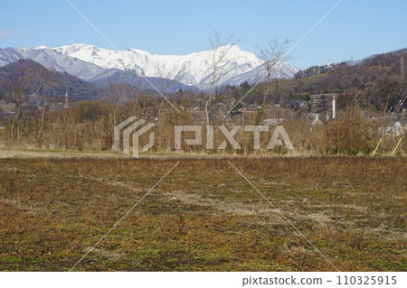 從群馬縣利根郡水上町上越線五官站週邊的月夜橋一帶眺望谷川山 從群馬縣利根郡水上町上越線五官站週邊的月夜橋一帶眺望谷川山 110325915