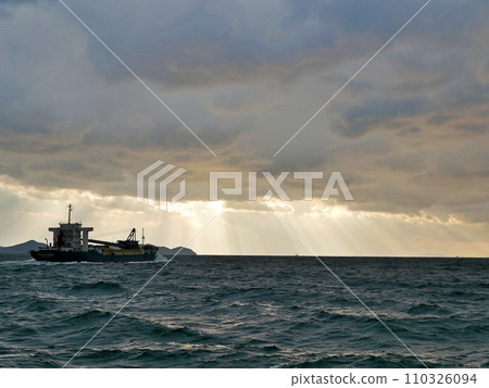 傍晚的瀨戶內海(香川縣中多戶郡多度津町狹柳島) 傍晚的瀨戶內海(香川縣中多戶郡多度津町狹柳島) 110326094