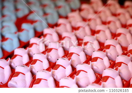 Fortune-telling fortune in the shape of a fox (Fox-shaped fortune, Gokiniten Toyokawa Inari, Toyohashi City, Aichi Prefecture) 110326185