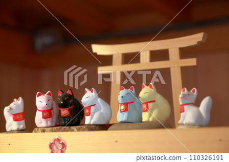 Fortune-telling fortune in the shape of a fox (Fox-shaped fortune, Gokiniten Toyokawa Inari, Toyohashi City, Aichi Prefecture) Fortune-telling fortune in the shape of a fox (Fox-shaped fortune, Gokiniten Toyokawa Inari, Toyohashi City, Aichi Prefecture) 110326191