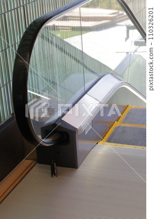 大樓內的電扶梯 110326201