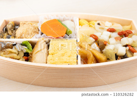 Delicious Japanese bento with lots of side dishes Delicious Japanese bento with lots of side dishes 110326282