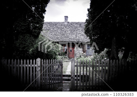 一座看起來像恐怖故事裡的房子 110326383