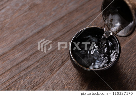 將清酒倒入choko中。 將清酒倒入choko中。 110327170