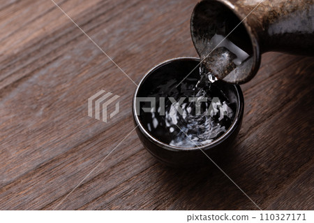 將清酒倒入choko中。 將清酒倒入choko中。 110327171