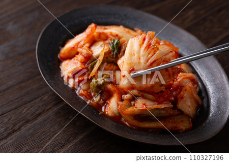 eat Chinese cabbage kimchi eat Chinese cabbage kimchi 110327196