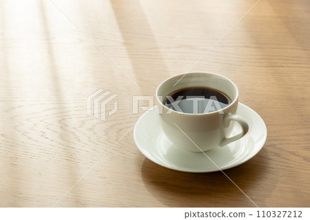 桌上的熱咖啡 桌上的熱咖啡 110327212