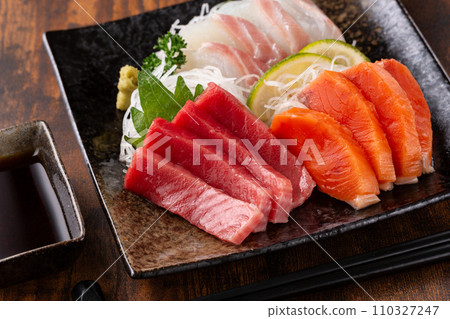 Assortment of delicious sashimi 110327247