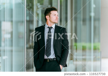 在城市工作的白人男性西方商人(貿易公司、貿易、全球、口譯、筆譯) 在城市工作的白人男性西方商人(貿易公司、貿易、全球、口譯、筆譯) 110327730