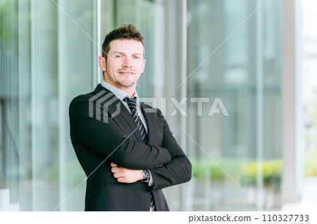 White male Western businessman working in the city (trading company, trading, global, interpreting, translation) 110327733