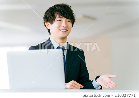 Young businessman using a laptop to make a proposal 110327771