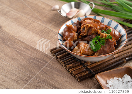 台灣 小吃 滷豬腳 豬腳 滷蛋 滷鵪鶉蛋 紅燒豬腳 pork knuckle 豚足 台灣 小吃 滷豬腳 豬腳 滷蛋 滷鵪鶉蛋 紅燒豬腳 pork knuckle 豚足 110327869
