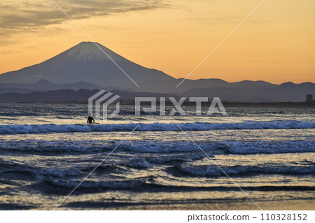 The sky dyed red by the sunset and Mt. Fuji seen from Shonan 110328152