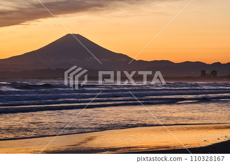 被夕陽染紅的天空和從湘南看到的富士山 110328167