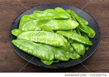 Close up of boiled green beans on a plate 110328718