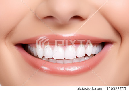 女人健康的嘴角微笑表情。潔白的牙齒特寫。健康、活力和清潔的概念。 《AI圖像生成》 110328755