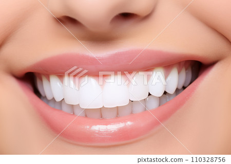 女人健康的嘴角微笑表情。潔白的牙齒特寫。健康、活力和清潔的概念。 《AI圖像生成》 110328756