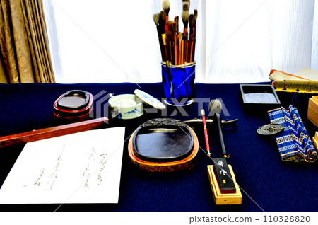 一套書法工具，包括硯台 110328820