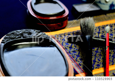 一套書法工具，包括硯台 110328903