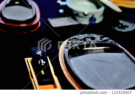 一套書法工具，包括硯台 110328907