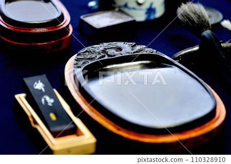 一套書法工具，包括硯台 110328910