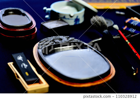 一套書法工具，包括硯台 110328912