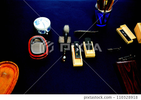 一套書法工具，包括硯台 110328918