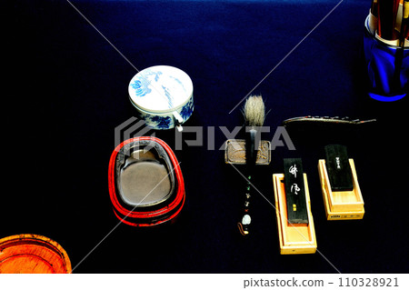 一套書法工具，包括硯台 110328921