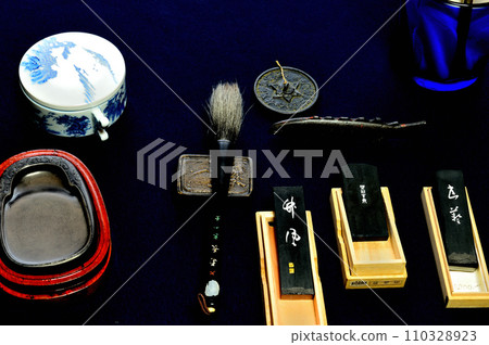 一套書法工具，包括硯台 110328923