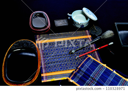 一套書法工具，包括硯台 110328971