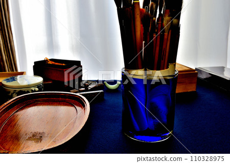 一套書法工具，包括硯台 110328975