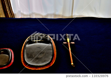 一套書法工具，包括硯台 110328976